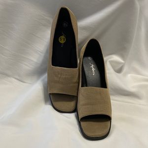 FANFARES SHOES; WOMEN’S SIZE 8.5; TAN WITH BLACK SOLE; $18